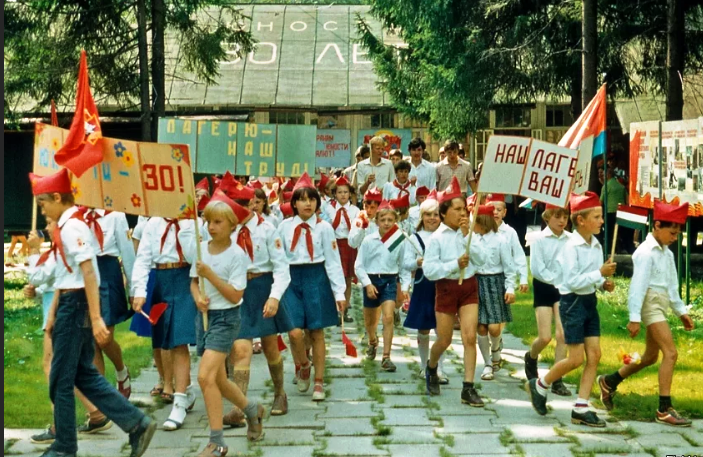 Советские школьники в пионерских лагерях. Листайте, пожалуйста, используя стрелочку справа
