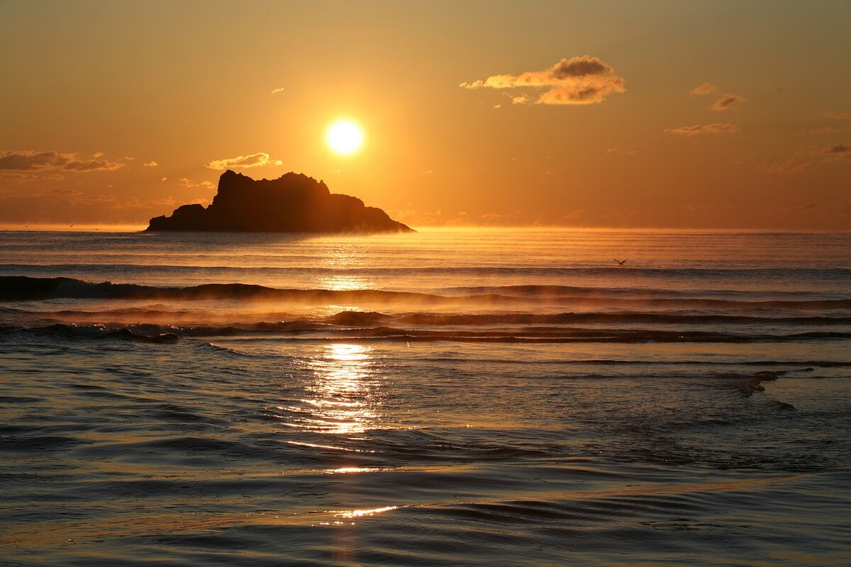 Тихий океан 6 букв. Тихий океан закат. Закат на тихом океане фото. Цвет заката на тихом океане. Золотой закат в Греции.