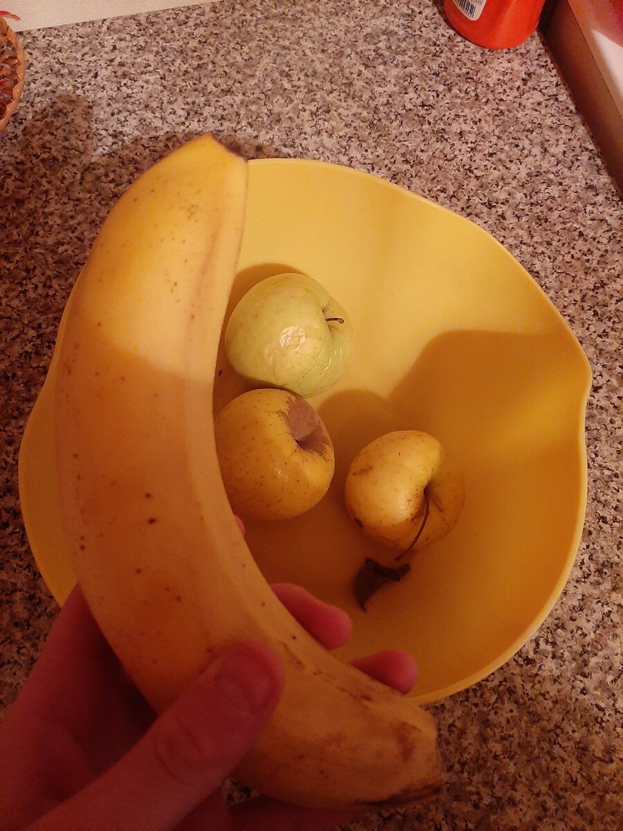 Это тропический фрукт, и он очень богат калием, и тем самым помогает организму поддерживать здоровья сердца и почек.  Банан является эффективным помощником в борьбе с язвой.