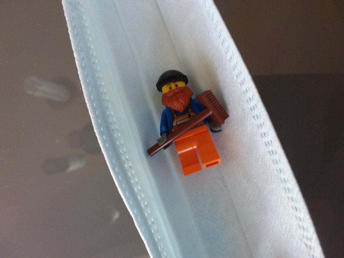 Дворник, кажется, не понял, для чего нужны эти маски