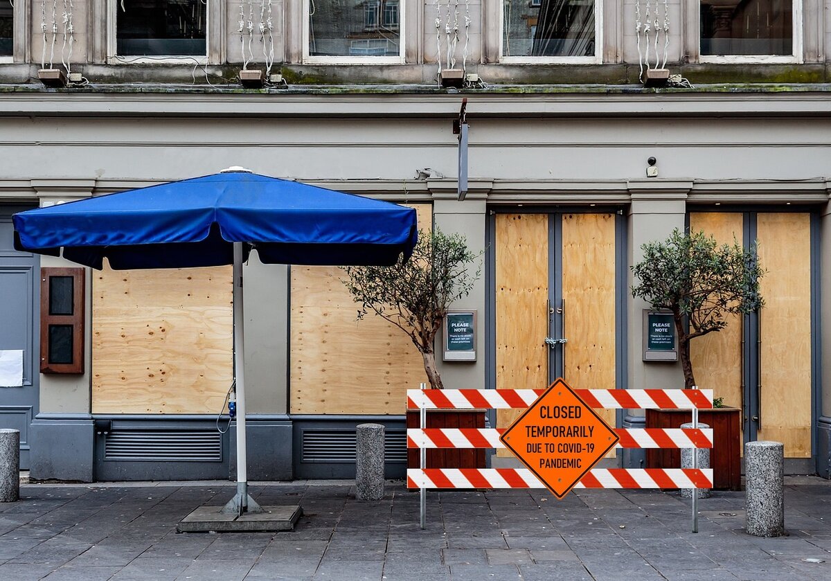 Сейчас о социальной ответственности слышно из каждого утюга: -гражданин будь ответственен за себя и своих близких сиди дома и дальше Пятерочки ни ногой. -малый бизнес будь ответственен за гражданина, закройся и плати зарплату. С чего наш вождь вообще взял, что бизнес должен быть социальным?
Заглянем в словарь:
Социальный — касающийся общества, принадлежащий к нему.
Бизнес — предпринимательская экономическая деятельность, приносящая доход, прибыль.
Суммируем — Деятельность приносящая доход и принадлежащая обществу. Один создал, а всем принадлежит. Идея классная, но не летающая. Уже проходили.
Малый бизнес у нас всегда был брошен на произвол судьбы. Выплывет — молодец, утонул — не страшно, наемные разбегутся по другим конторам, а владелец, ну это же один человек, да и с деньгами наверно, если уж в дело ввязался. Придет другой такой-же малый и станет бизнесом, какая разница кто там, свой-чужой четко работает. Свой это бизнес кормушка. Чужой это то самое кафе, парикмахерская, детский центр и еще миллион бизнесов с которых поиметь-то нечего, или как со свиньи шерсти.
Согласны в таких условиях работать, сказали давным-давно предприниматели и впряглись. А тут коронавирус и сразу все понятно, кто свой, а кто чужой. В нагрузку к ограничениям вам предприниматели, вместо круга еще и сотрудников держать, зарплату платить. Так если вы господа кашу заварили, перезакрывали все на свете, так и расхлебывайте, платите гражданам зарплату, как у нас принято, кто заикнулся пивка после работы попить, тот и проставляется, а с бизнеса здесь уже спрашивать нечего, он и так захлебывается. Закроетесь — придут другие, делов-то!

