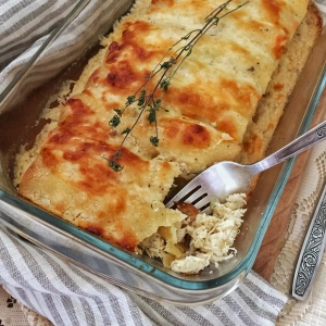 Сейчас итальянской кухней никого не удивишь. А ведь когда-то, совсем недавно, пицца, паста, лазанья, капрезе, тирамису вызывали трепет и дарили ощущение праздника. Хотя, если вдуматься ничего особенного в этих блюдах нет. А, пиццу так вообще люди старшего поколения не понимают до сих пор. Наши родители, например, до сих пор пиццу называют подошвой, потому что никак не могут привыкнуть к тому, что пирог может быть на тонком корже, а начинки в нем вообще чисто символически. Лазанью, если честно, до недавнего времени тоже не жаловали. Говорили что понять не могут, чем наша запеканка из макарон хуже. Но, как ни странно, с каннеллони произошла совершенно другая история. Это блюдо понравилось всем. Первый раз я сделала совсем чуть чуть, буквально на 2 порции. За ужином, мы сняли пробу и подумала, что в следующий раз надо сделать по-больше и угостить родителей. Следующий раз не заставил себя ждать, после которого у меня поступил заказ рассчитывать порцию так, чтобы всем было чем угоститься.
После моего первого опыта приготовления каннеллони прошло уже больше пяти лет и я не устаю удивляться, почему игнорировала «большие макароны» раньше. Что каннеллони с фаршем это те же «макароны по-флотски», только по-новому. Оригинально, вкусно и главное разнообразно!