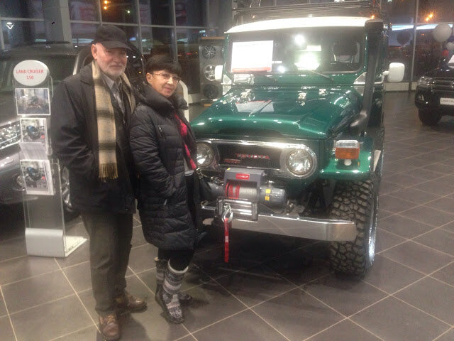 Из иронических размышлений.  В автосалоне. Фото из архива автора.