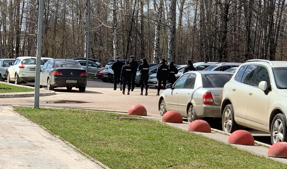 Тут уже 5 девушек курсанток и с ними полицейские.