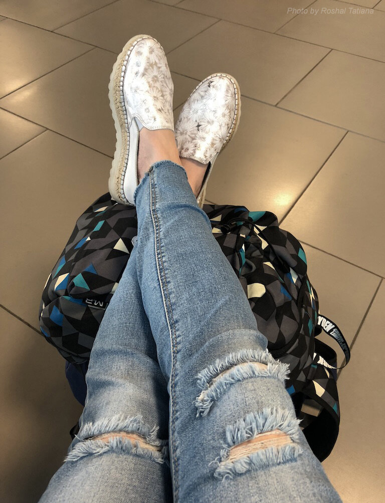 Рюкзак, выполняющий роль подставки для ног. Во время ожидания рейса - это очень удобно. Фото сделано автором канала.