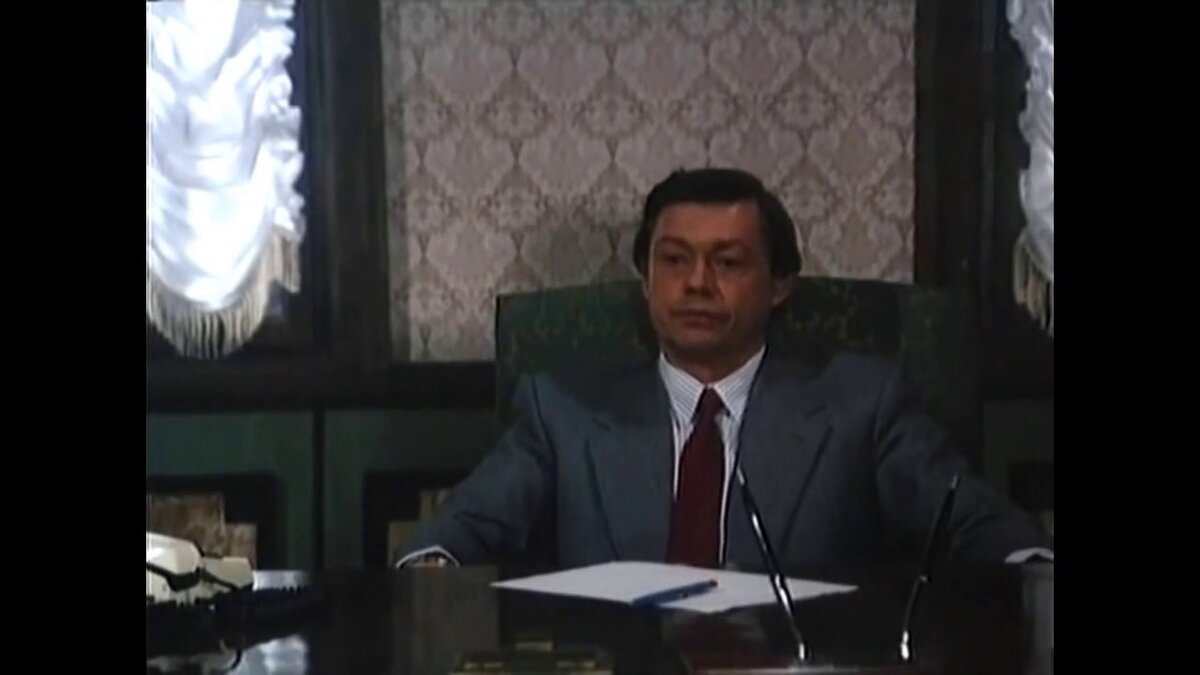 Играет следователя Николай Караченцов. Сдержанный, умный и очень элегантно одетый.  Следователю Севинье тридцать четыре года. Он молод в лучшем смысле этого слова, энергичен, подвижен. Его улыбка полна тепла, юмора, искренней веселости. Это человек, любящий жизнь и делающий карьеру, но относящийся к своей профессии с полной ответственностью. Он не допустит привлечения к ответственности виновного и подскажет преступнику, как смягчить свое положение. 