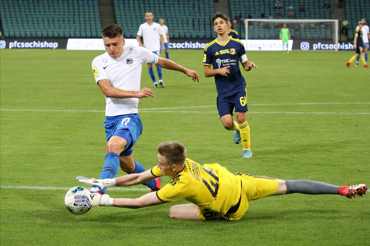 Голкипер молодежного «Ростова» Денис Попов пропустил десять мячей, но все равно стал героем