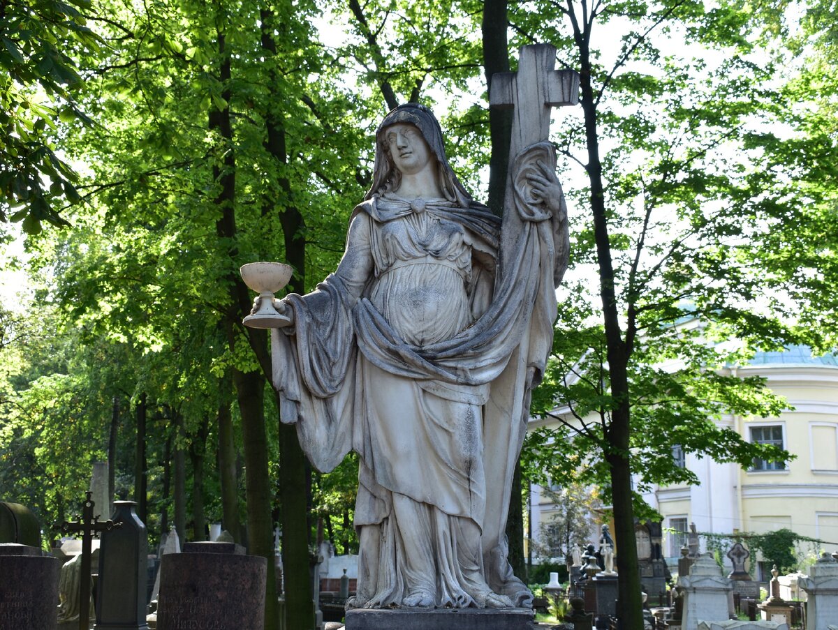 На фотографии изображено надгробие Петра Киндякова - богатого помещика из Симбирска (ныне это город Ульяновск)