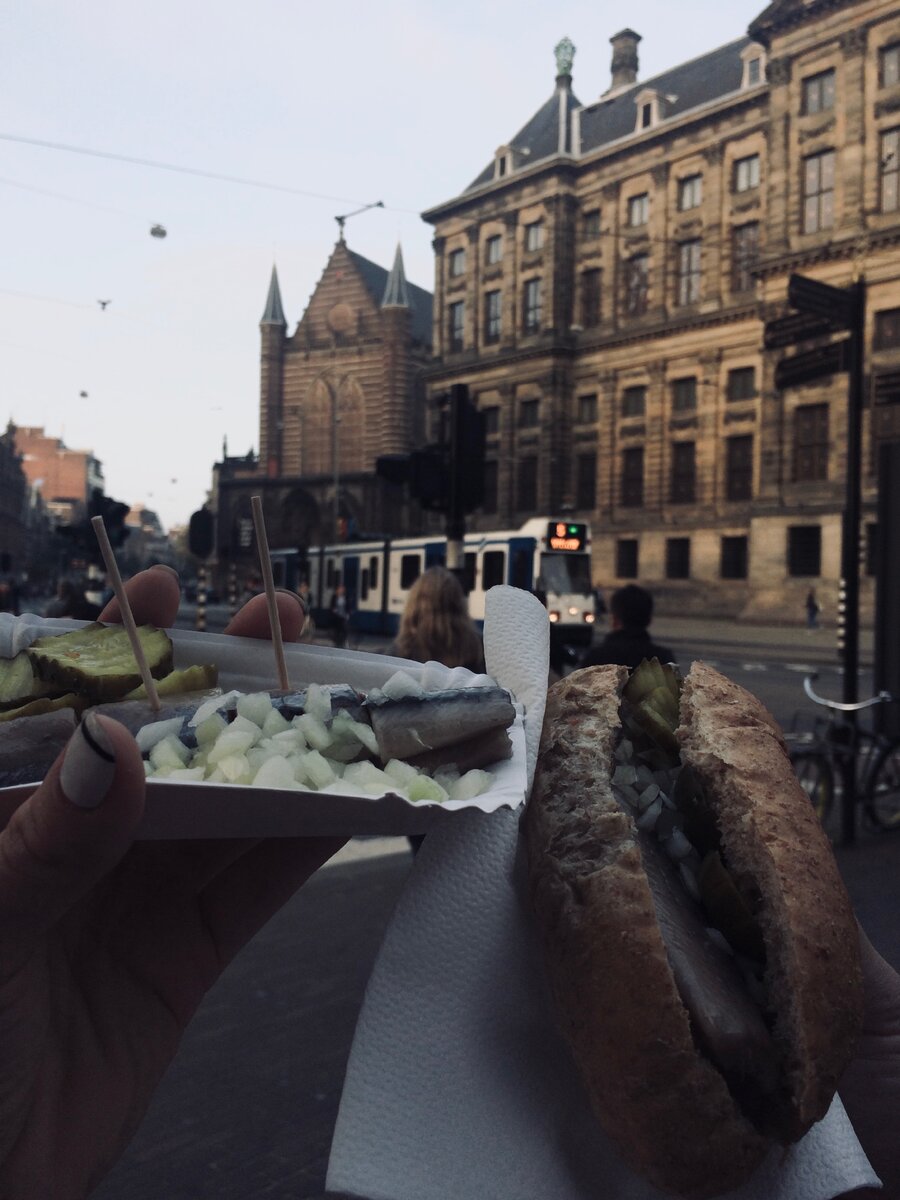 Вкусно кушать и смотреть на красоту города - ещё какое счастье))