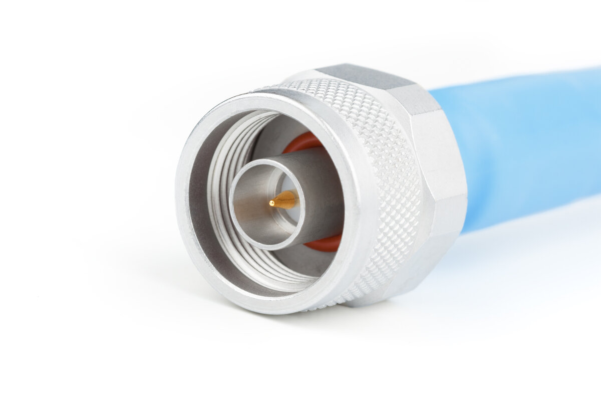 Разъем N male. Именно такой должен быть у вас на кабеле.