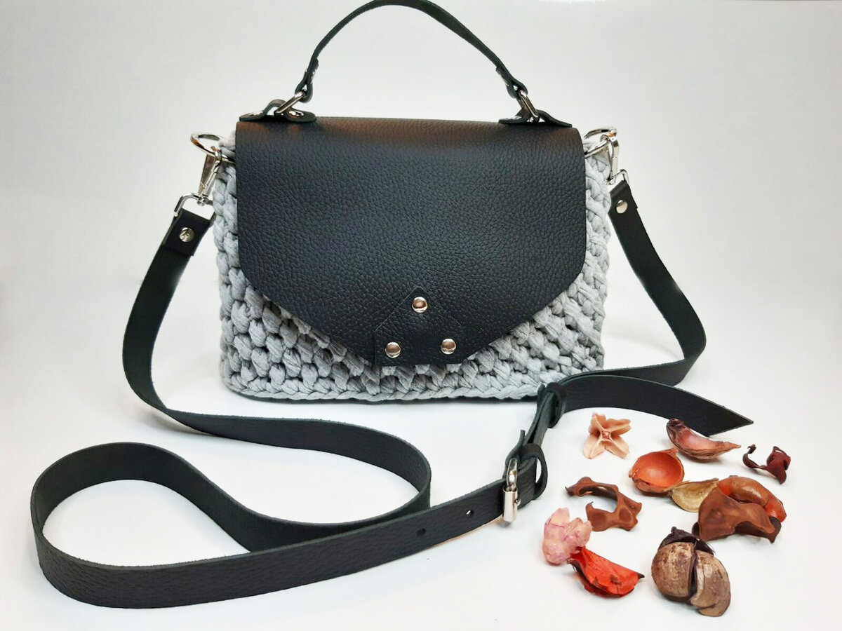 Сумочка из трикотажной пряжи Hobyt с кожаной фурнитурой