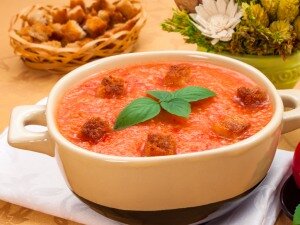 Нарезать лук.Нарезать чеснок.Помидоры очистить от кожицы.
Разрезать на 3–4 части.Огурцы очистить от кожуры.
Нарезать не сильно мелко.Болгарский перец очистить от семян.
Нарезать.В блендере измельчить помидоры, болгарский перец, огурцы, лук, чеснок.Добавить сок лимона.Добавить оливковое масло.
Посолить, поперчить.Еще раз взбить.
Суп поставить в холодильник на 3–4 часа.Готовый суп посыпать зеленью, подавать с сухариками.Приятного аппетита!