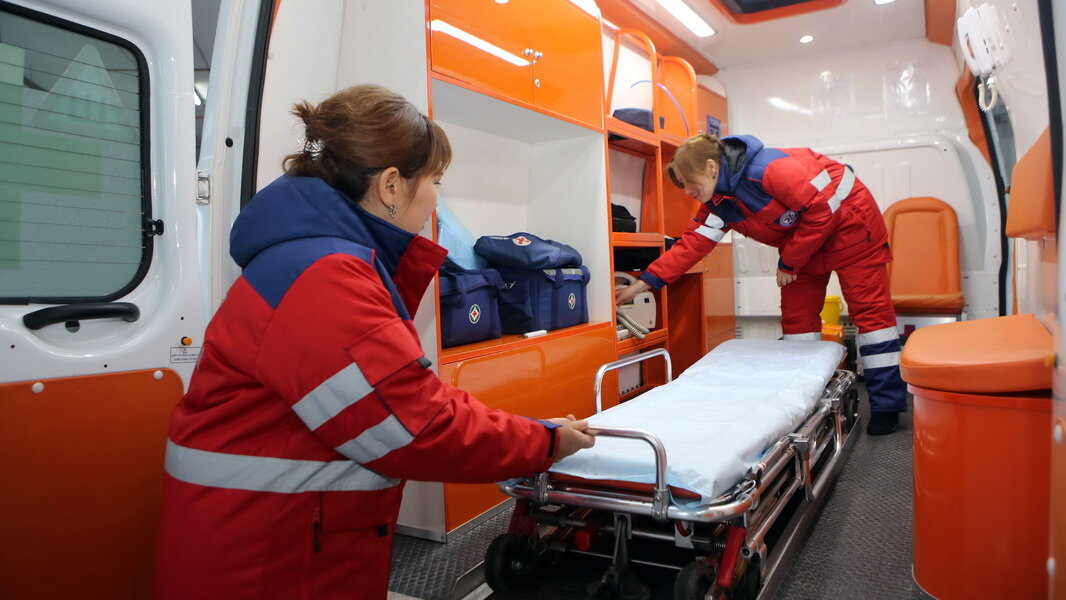 Не знаю есть ли разница между Скорой в красной форме, и Скорой в синей. На Украине вроде как красная, а у нас и та и другая. Может реанимационные бригады ездят в красной форме? Может, что кому досталось.