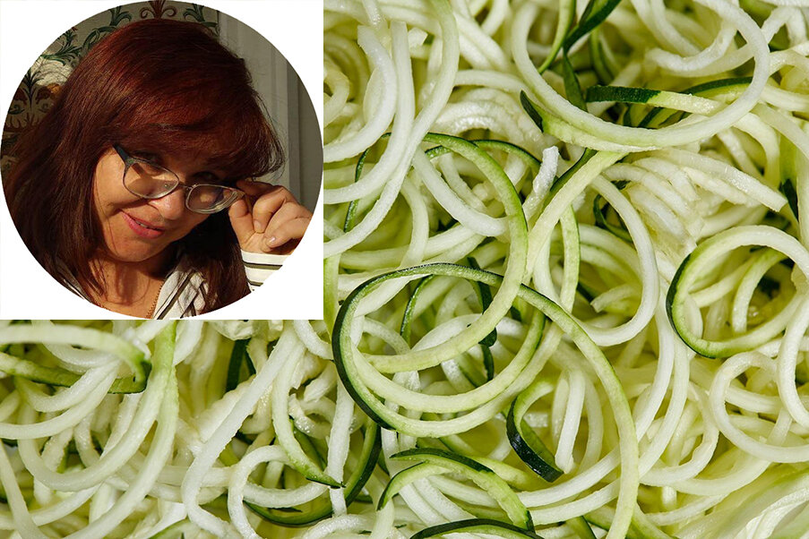 Цукини прикинулись морковкой по-корейски. Ну очевидно же: так без специальной терки раньше было не нашинковать, а теперь выручает блендер с особой насадкой