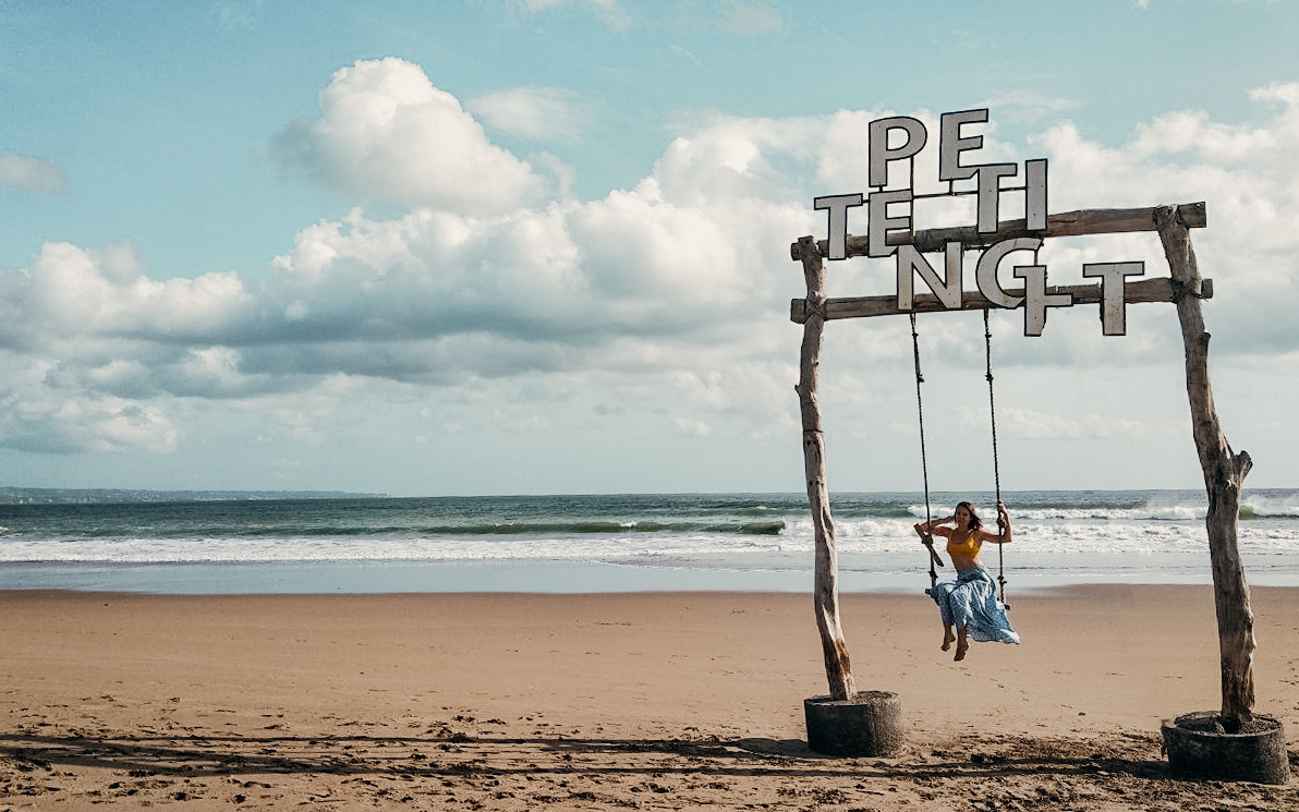 Пляж в Семиньяке в сухой сезон: можно погулять и посмотреть на океан, но купаться мешают сильные волны. Можно только по колено в воде побарахтаться.