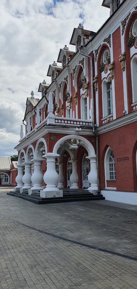 С обратной стороны дворца.