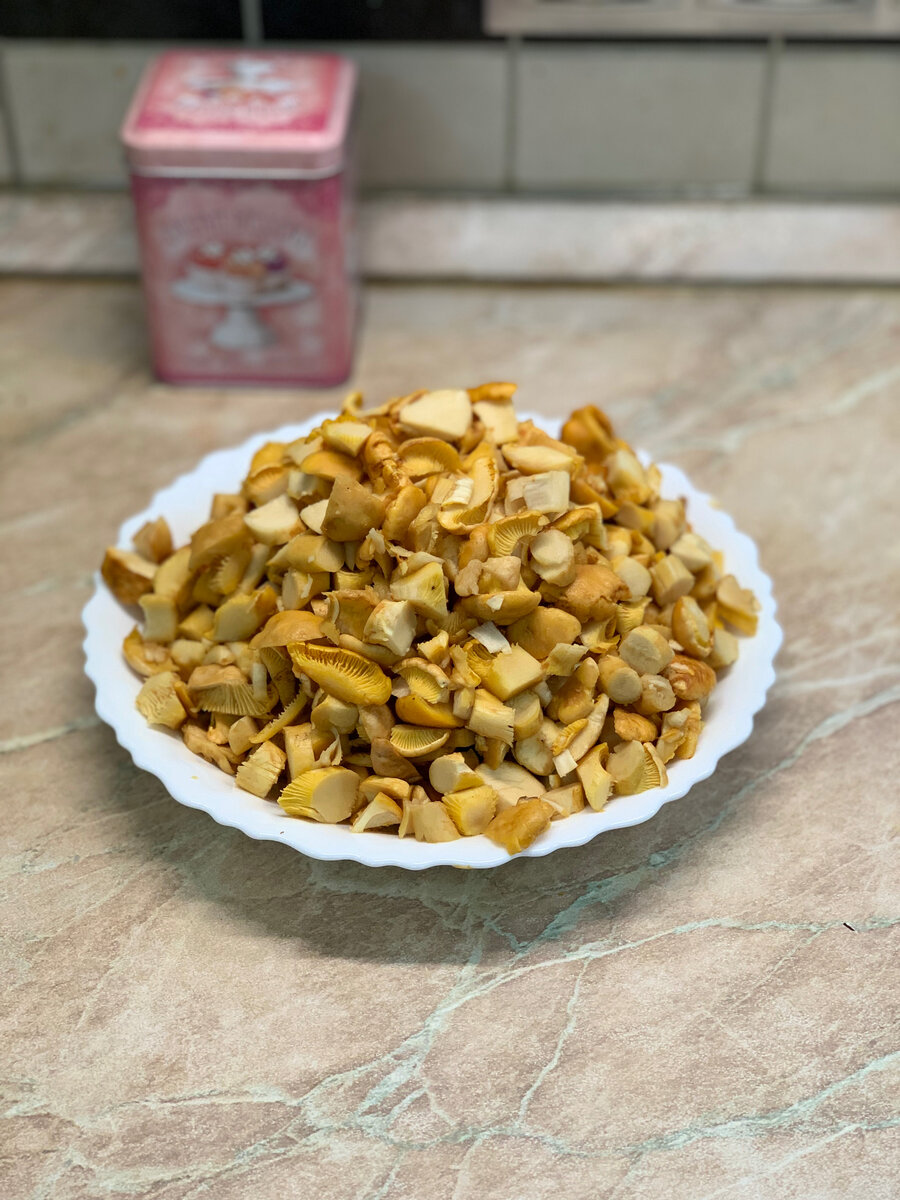 Нарезанные на небольшие кусочки лисички.