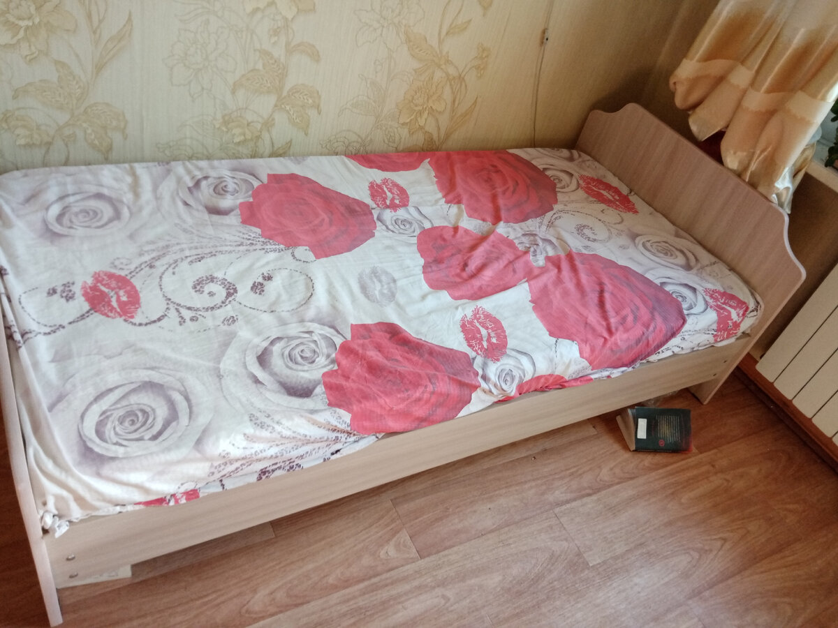 Вот это и есть та многострадальная кровать. Простенько и со вкусом. И всего лишь за 3000 с небольшим. 