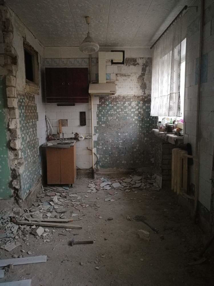 До ремонта. Чистовой отделке предшествовали масштабные черновые работы. Пришлось вскрывать полы и делать стяжку, демонтировать и заново возводить стены, менять инженерные коммуникации и трубы. Несмотря на плачевное состояние квартиры, все работы удалось завершить за полгода.