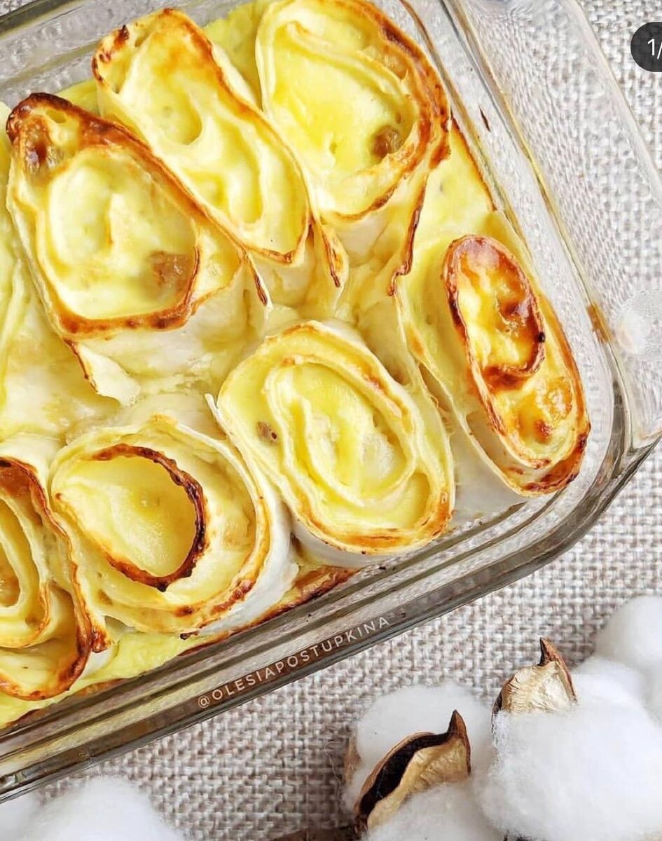 
✅КБЖУ.: 186/12.4/5.3/21.6.
⠀
✴️ Ингредиенты:
▫️40г изюма
▫️200г 5% творога
▫️100г 3.2% йогурта
▫️100г лаваша
▫️2 яйца
▫️сахарозаменитель
▫️ванилин.
⠀
💢 Приготовление:
▫️Делаем заливку из 1 яйца, сахарозаменителя (2 мерные ложечки) и йогурта.
▫️Делаем начинку из творога, 1 яйца, изюма (предварительно замачиваем в кипятке), сахарозаменителя (4 мерные ложечки). 
▫️Намазываем начинку на лаваш, скручиваем в рулет, разрезаем как роллы, выкладываем в форму и заливаем. Выпекаем до румяной корочки на 180° ~25мин.