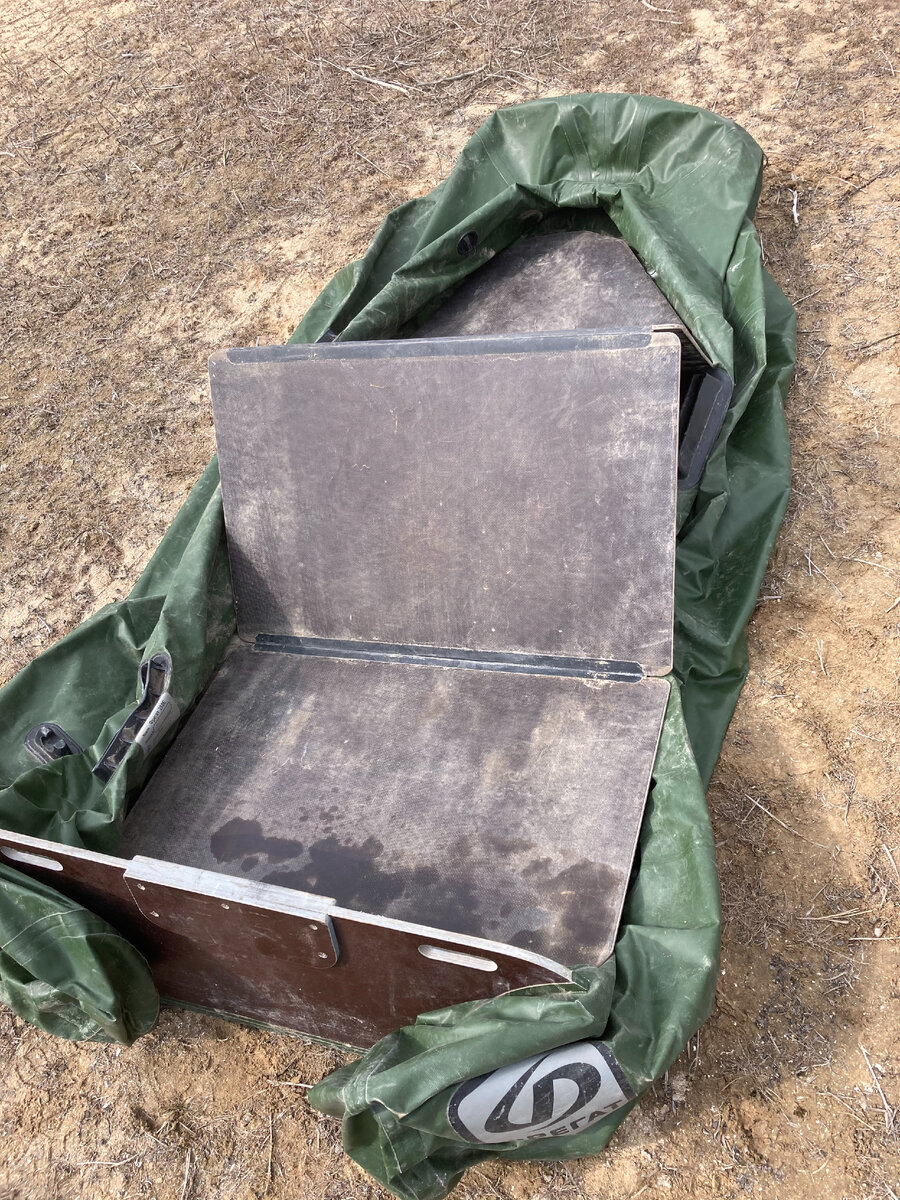 Вот так с трудом вставляем дно.