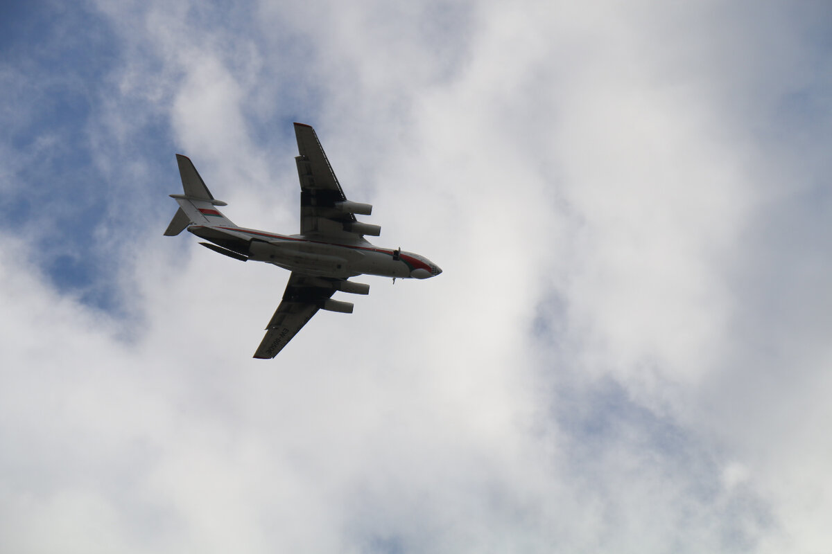 Белорусский Ил-76 производит выброску воздушного десанта