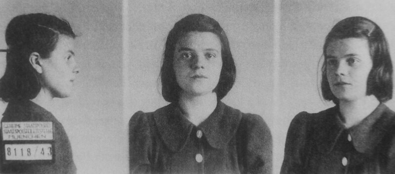 Софи Шоль, участница движения "Белая роза", фото сделано в Гестапо после ареста девушки