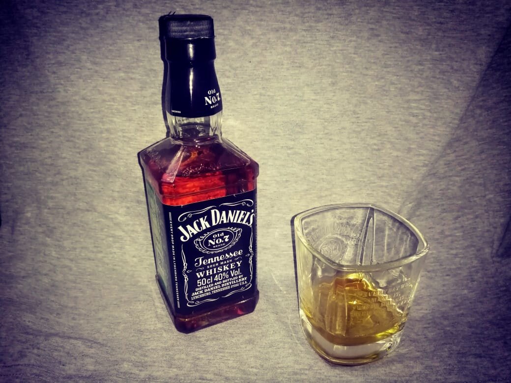 Личное фото автора. Спасибо моей пассии за подаренный экзепляр отличного бурбона. Зацените фото кстати! 