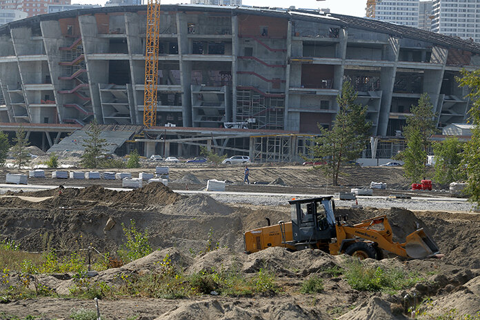 Пока не закрыт контур, внутренние и отделочные работы дороги и сложны. 