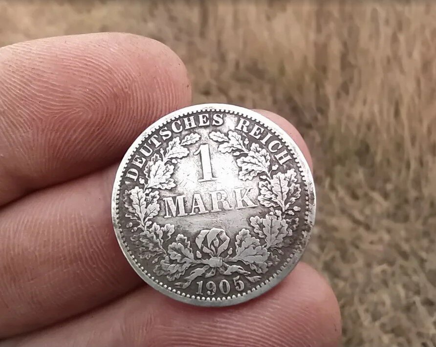 Другую монетку. Другую монетку. Две монетки друг на друге. Монеты друг на друге. Монеты в земле.