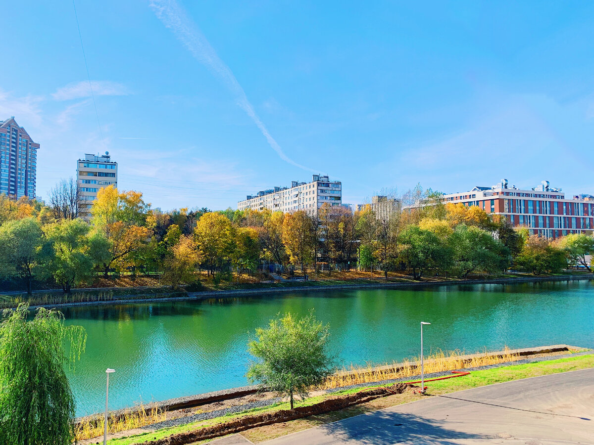 Вид на реку Раменку со стороны улицы Кравченко, 2021. Фото моё.