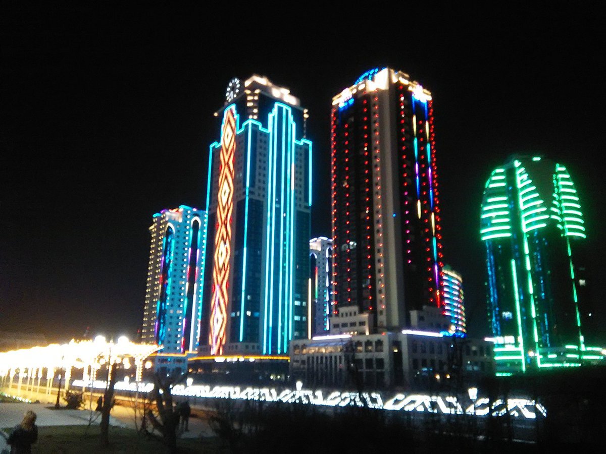 чечня 2021 грозный сити. грозный сити адрес. комплекс высотных зданий «грозный сити». грозный сити ночью. грозный высотки.