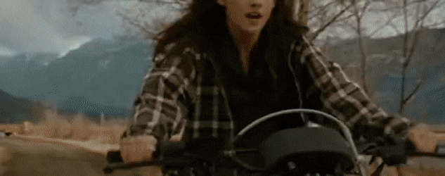 Белла разбивается на мотоцикле