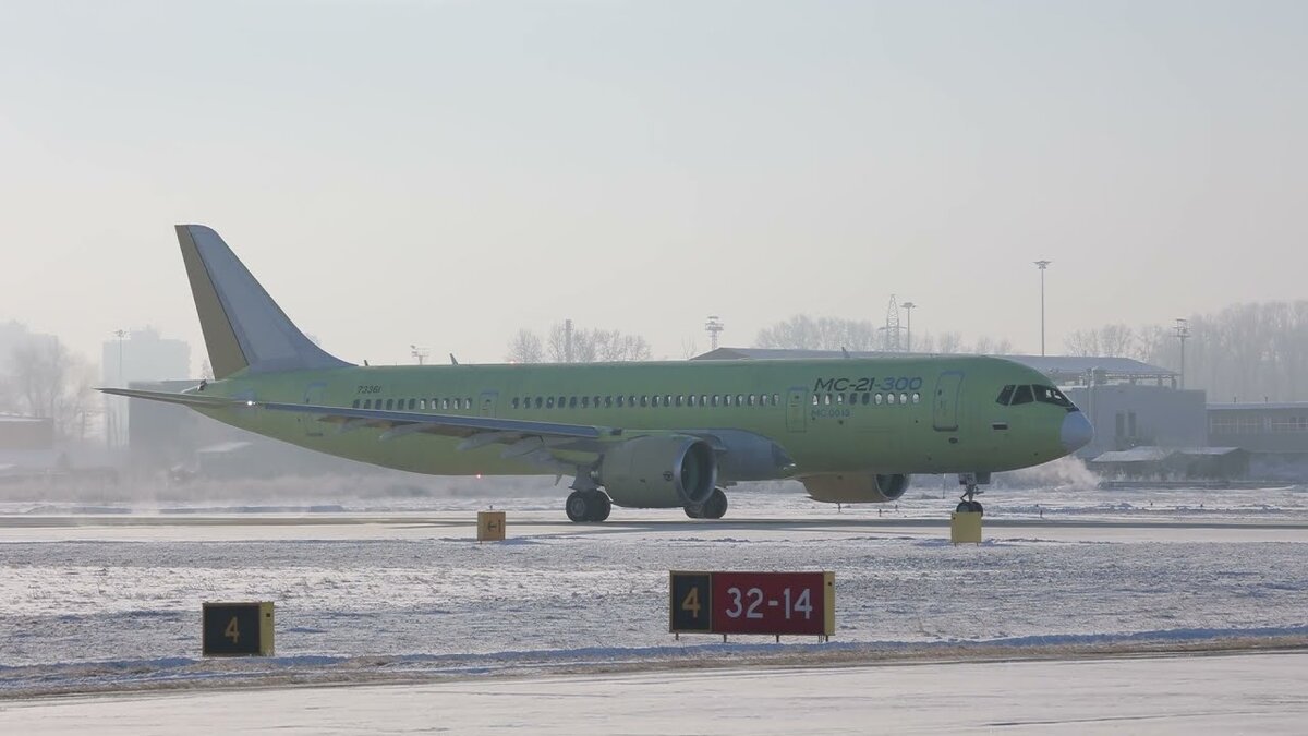 Первый российский серийный самолет МС-21-300 с отечественным композитным крылом. Взято из Яндекс-картинок 