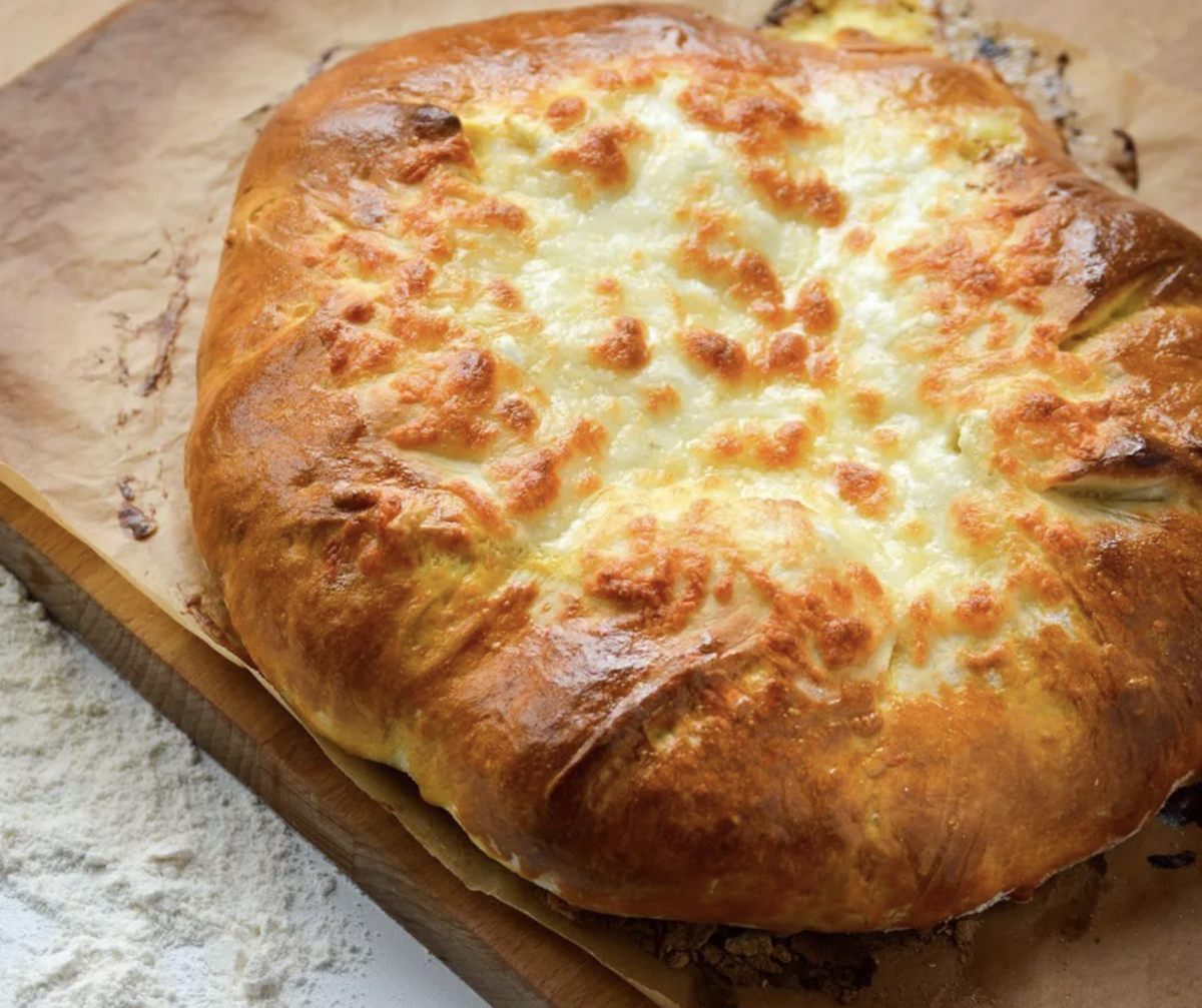 Хачапури домашний рецепт в духовке. Сырный хачапури. Хачапури лепешка. Хачапури с сыром в духовке. Хачапури из дрожжевого теста.