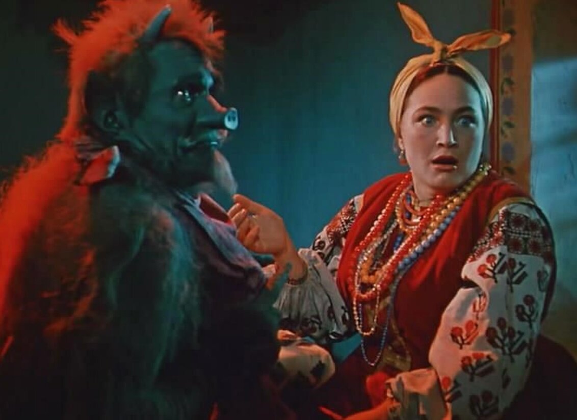 В начале работы над фильмом его хотели назвать «Ночь перед Рождеством» с прямым указанием на первоисточник.-6