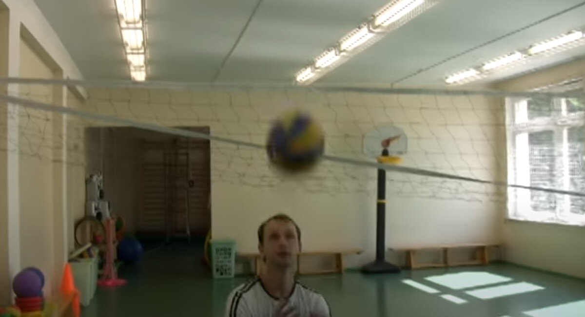 Ловим мяч, когда он уже перелетел через сетку.