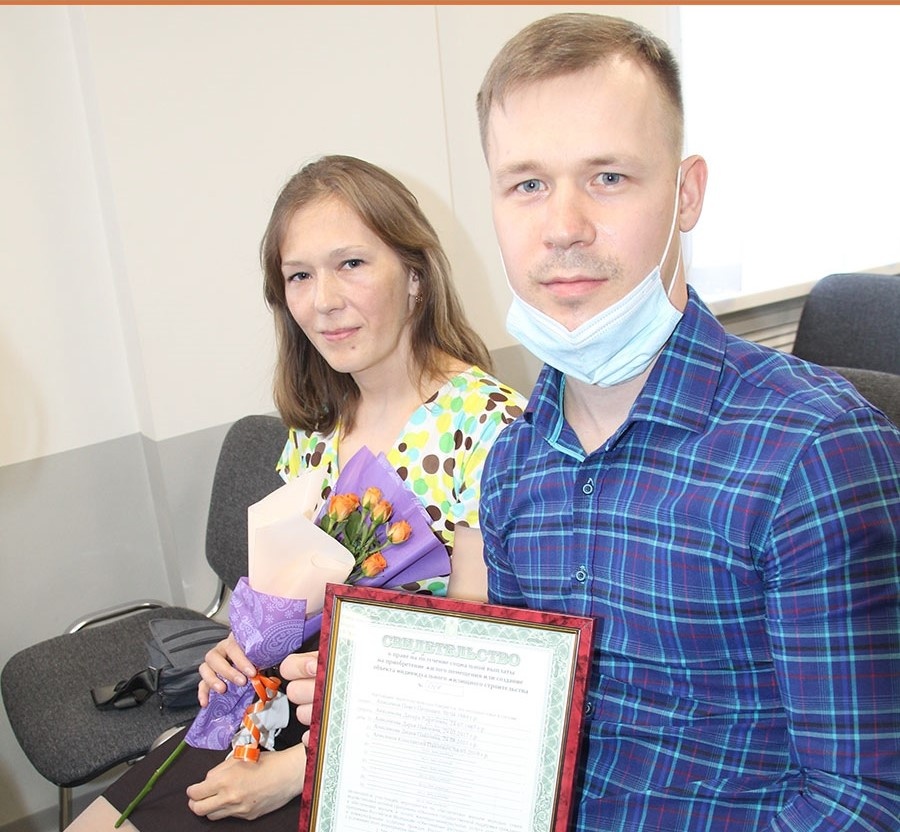 Фото с момента вручения свидетельства в Администрации г. Полевского