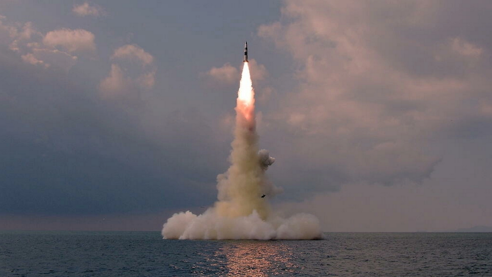 Новая баллистическая ракета запущенная с подводной лодки во время испытаний.