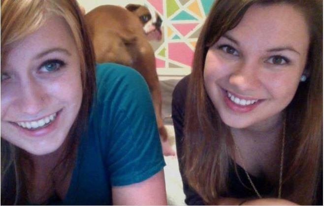 Откуда она могла знать, что друг повернется попой?