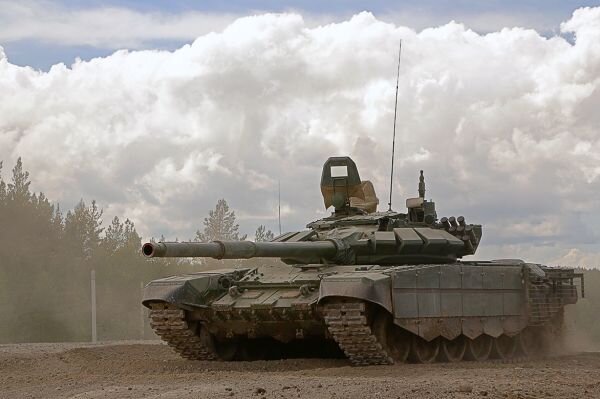 Модернизированный танк Т-72Б3 с дополнительной защитой. Источник изображения: vpk.name/