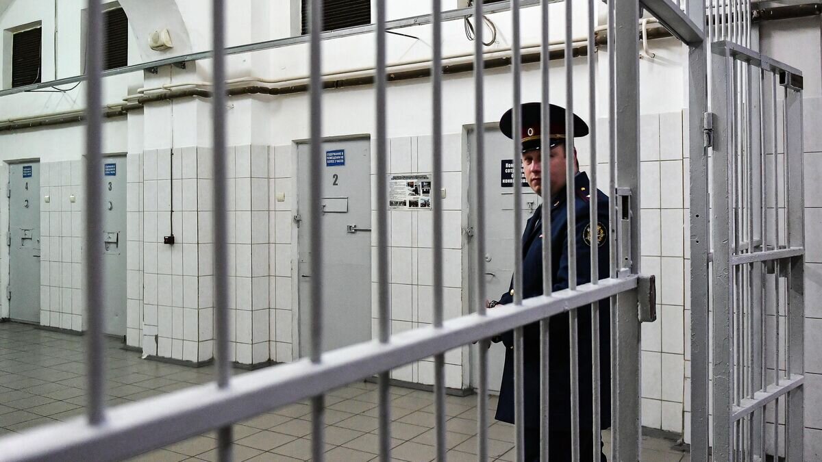    Сотрудник ФСИН России в следственном изоляторе © РИА Новости / Владимир Песня