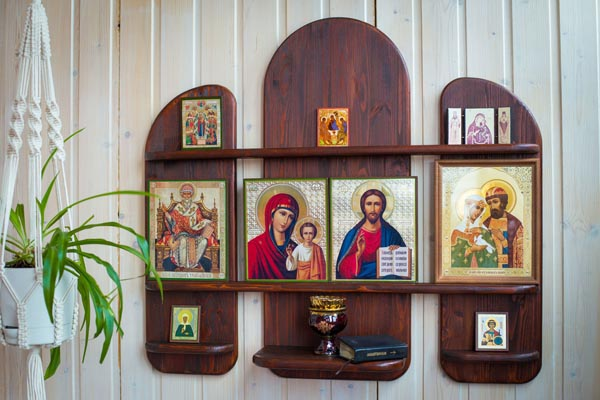 Икона — образ, помогающий сосредоточиться в молитвенном обращении к тому, кому молятся.