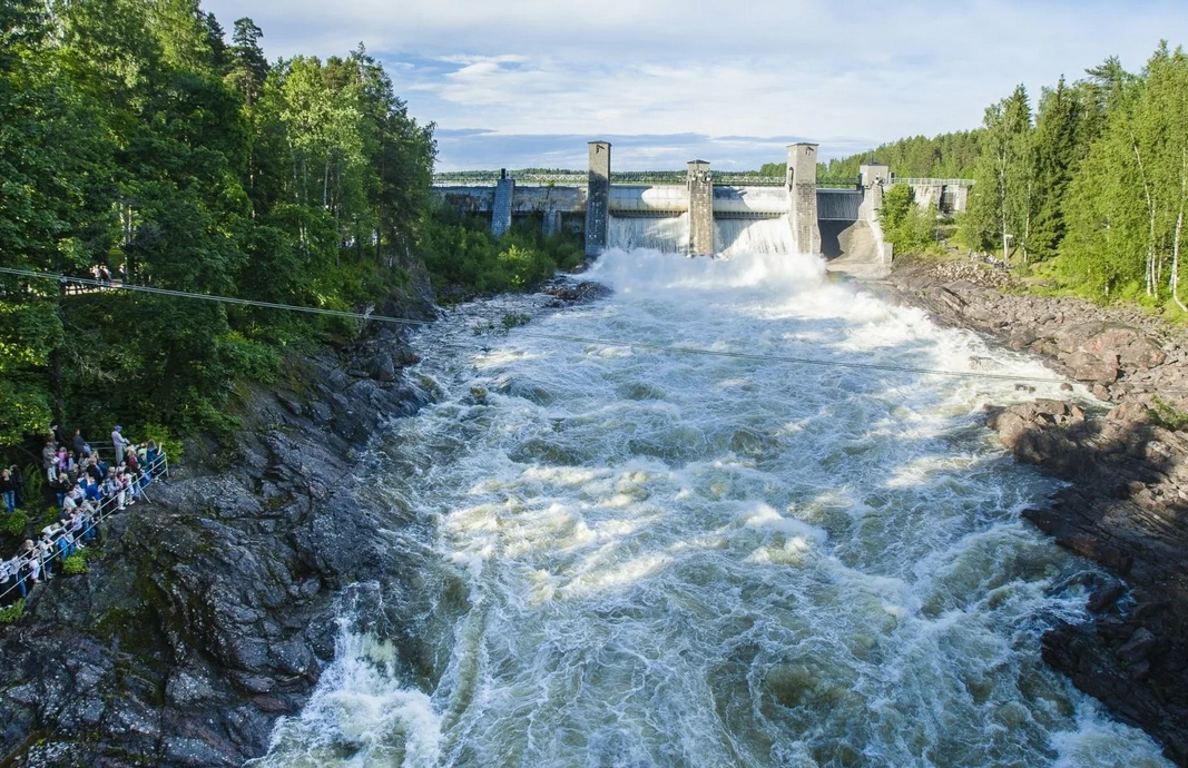 Современный вид. На заднем плане  плотина ГЭС, слева смотровые площадки