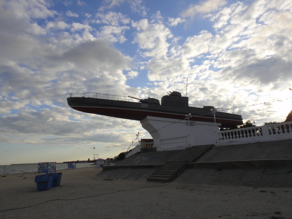 Фото из сети интернет, свободный доступ. / Памятник морякам Азовской флотилии. Приморско-Ахтарск, Краснодарский край.