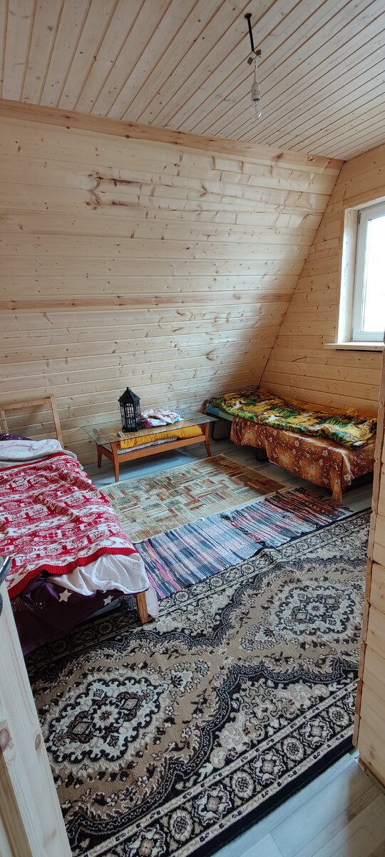 Отделка комнаты на первом этаже...пока по мебели "сборная-солянка", после полной отделки все сделаю красиво! 