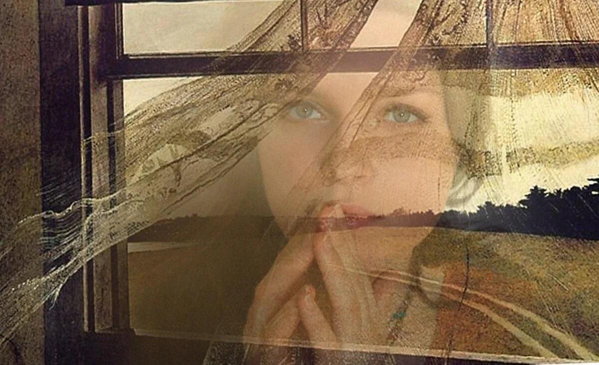 Вновь заглядывать. Отражение в окне. Глаза в окне. Женщина грустит у окна.