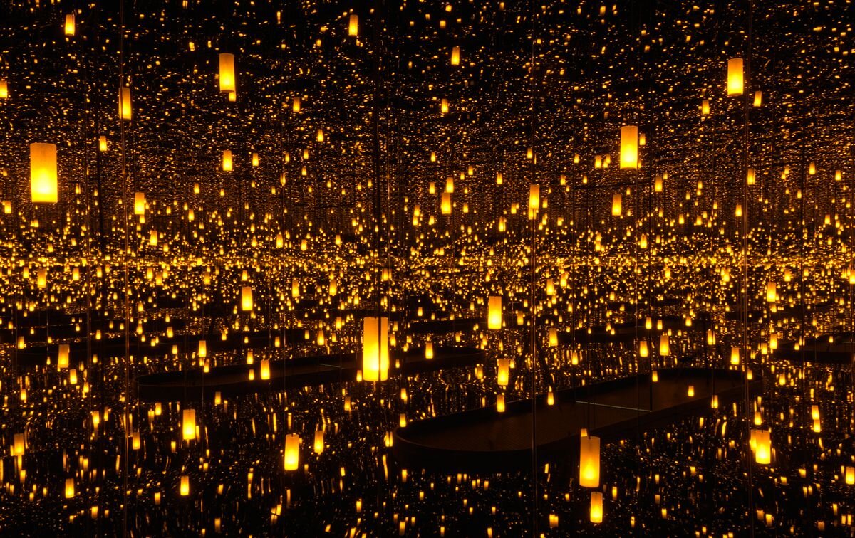 Сверкая огнями. Яёи Кусама зеркальная комната. Яёи Кусама Infinity Mirror Room. Яёи Кусама бесконечная зеркальная комната. Кусама инсталляция зеркальная комната.