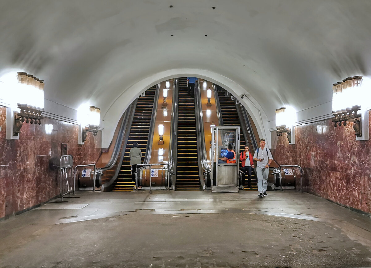 Выход со станции метро "Университет". 