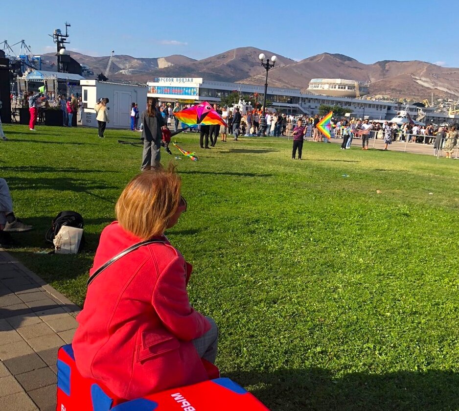 Автор канала на набережной Новороссийска